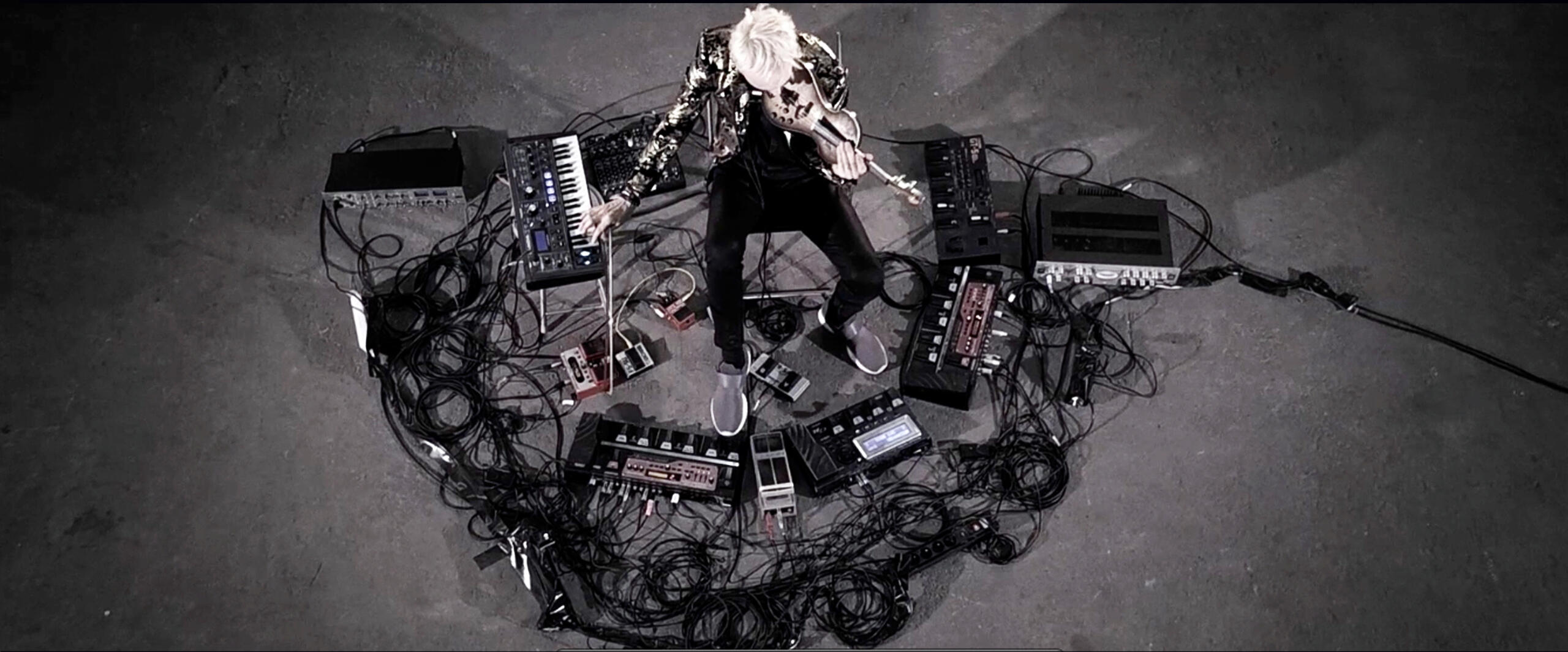 Criss first set up and his electronic violin, recording the clip code69 in Paris