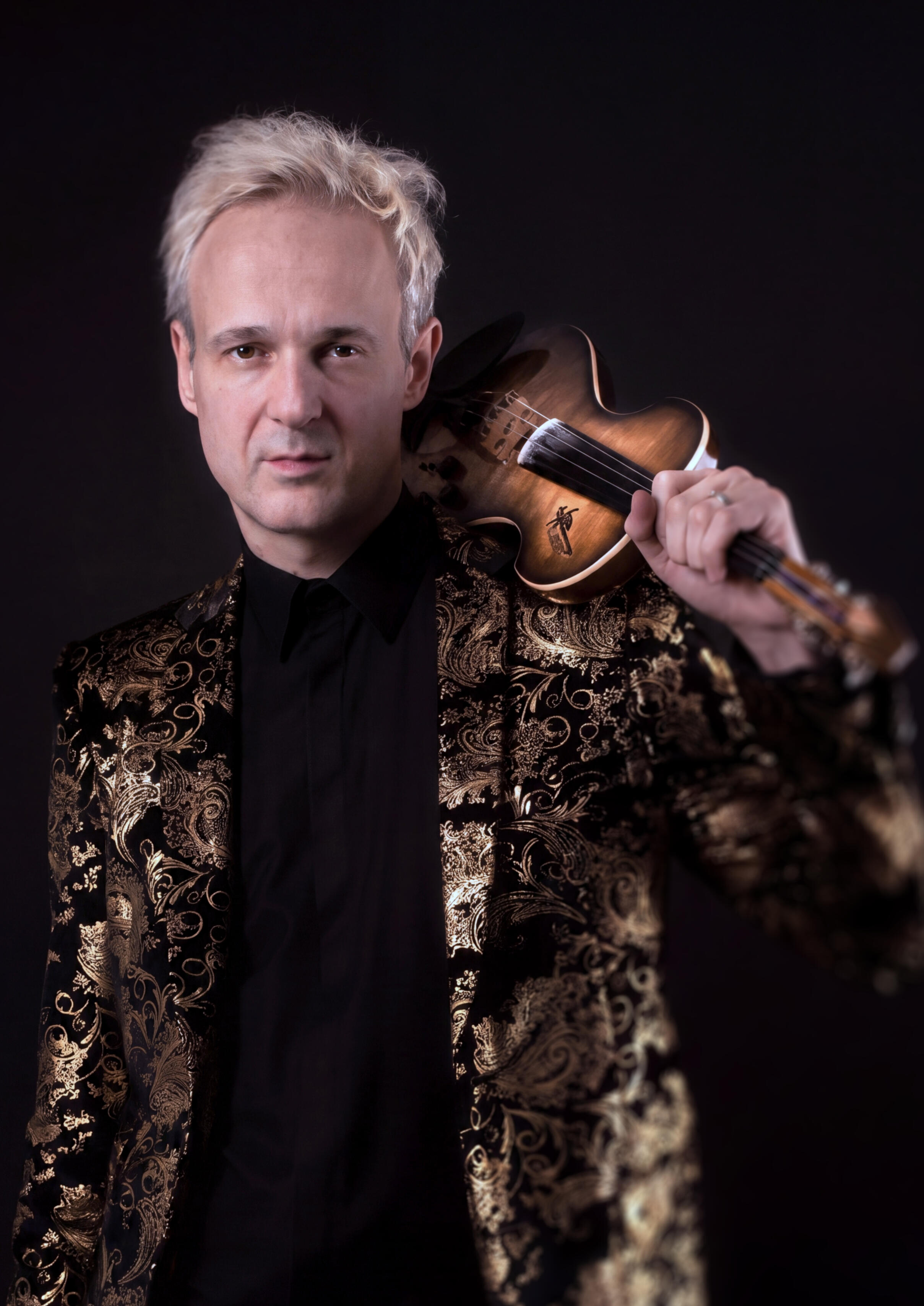 Criss first set up and his electronic violin, recording the clip code69 in Paris